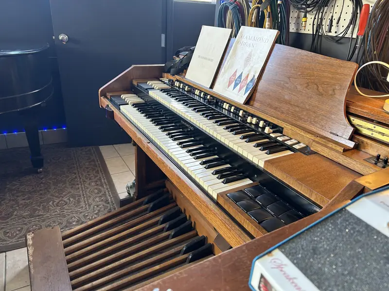 Hammond organ with pedalboard and Leslie speaker